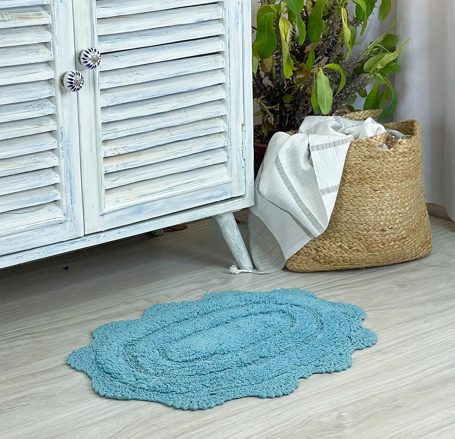 Chardin home Aqua Blue Crochet Bathrug, 100% Cotton Oval bathmat with artisanally Handcrafted Crochet Border, 17x24 Inch Oval tubmat, Small Rug, Perfect for Half Baths, Powder Rooms, bathrooms