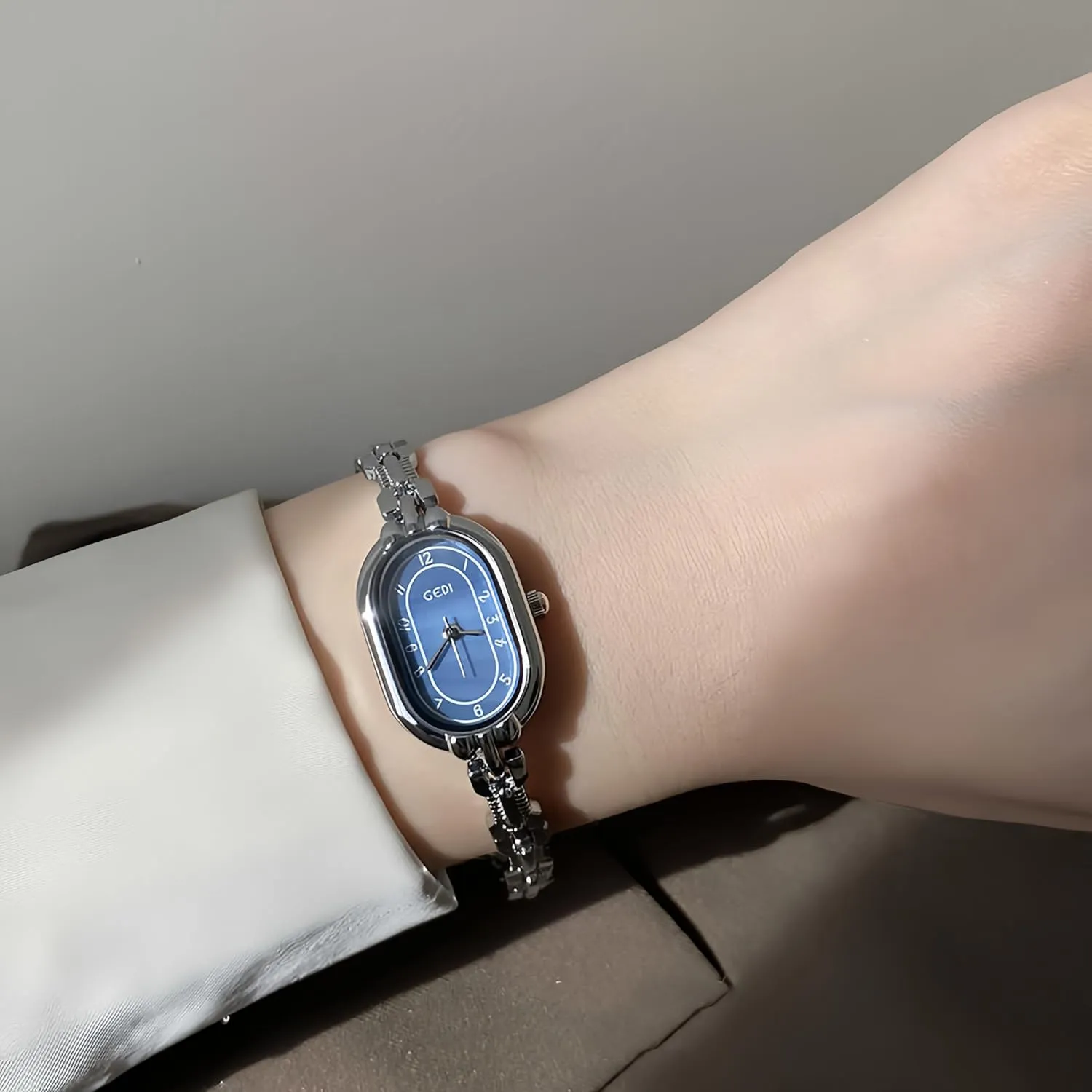 FANMIS Women's Vintage Oval Watches Luxury Minimalism Bracelet Small Gold Tone Watch Ladies Analog Waterproof Watch Fashion Bangle Bracelet Dress Watch with Stainless Steel Band