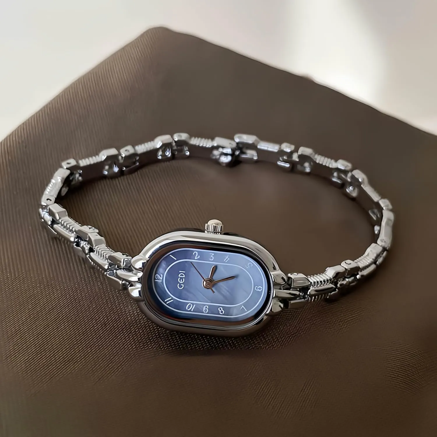 FANMIS Women's Vintage Oval Watches Luxury Minimalism Bracelet Small Gold Tone Watch Ladies Analog Waterproof Watch Fashion Bangle Bracelet Dress Watch with Stainless Steel Band