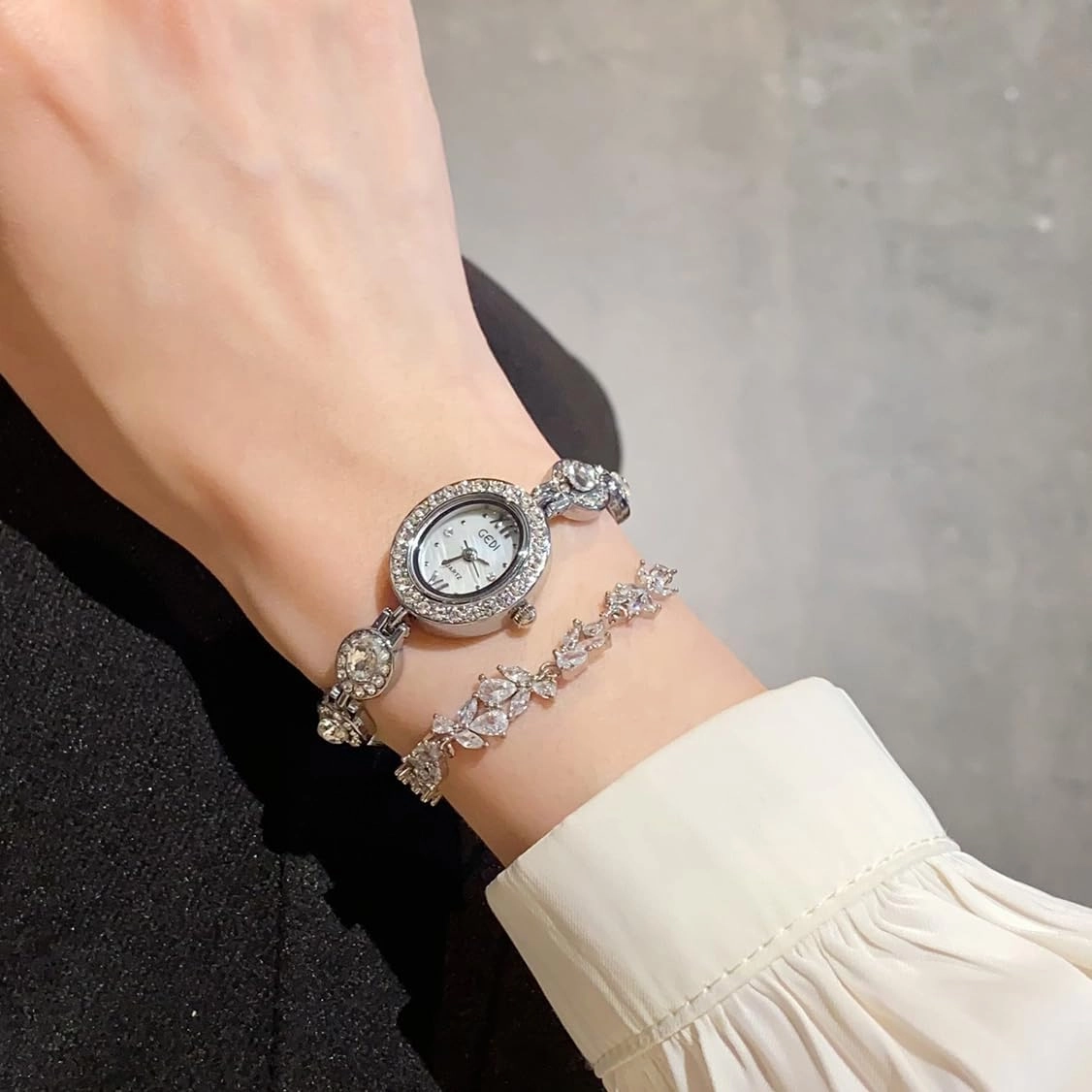 FANMIS Elegant Ladies Diamond Oval Watches Minimalism Small Exquisite Bracelet Watches Waterproof Watch Fashion Bangle Bracelet Dress Watch with Stainless Steel Band