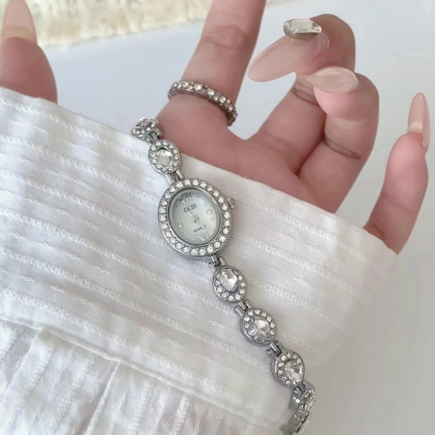 FANMIS Elegant Ladies Diamond Oval Watches Minimalism Small Exquisite Bracelet Watches Waterproof Watch Fashion Bangle Bracelet Dress Watch with Stainless Steel Band