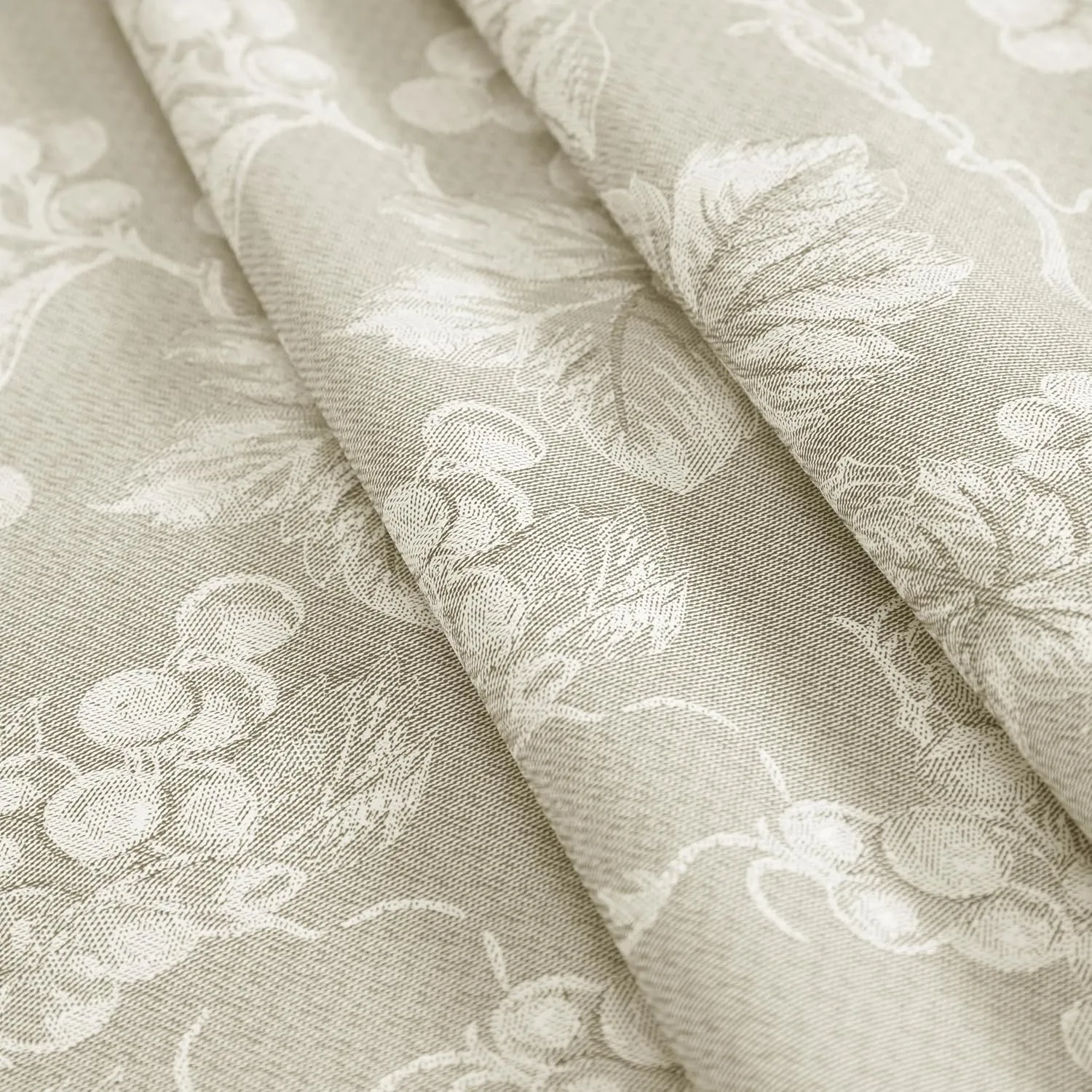 Home Bargains Plus 60 x 84 Inch Oval Vinyl Tablecloth with Flannel Backing, Traditional Grapevine Print, Waterproof Indoor Outdoor Dining Room, Party and Banquet Table Cover, Ivory