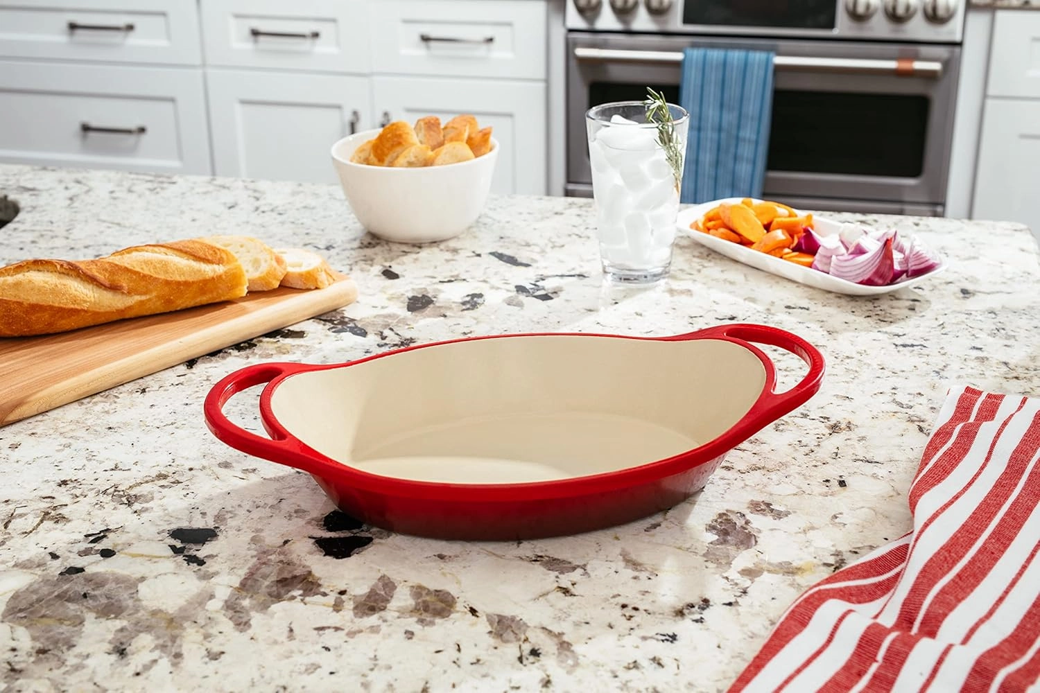 Lodge Oval casserole, 2 Quart, Red
