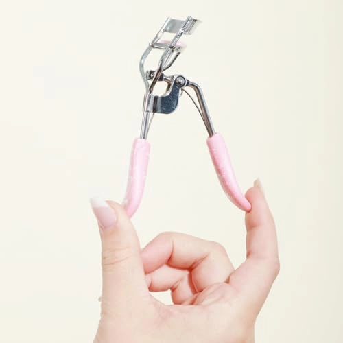 Paris Hilton Eyelash Curler - Professionally Crafted Lash Curler for All Eye Shapes - Makeup tool for Long-Lasting Curl - Wide Opening for Every Lash Lift & Defines, Easy to Use with Comfort Grip -1pc