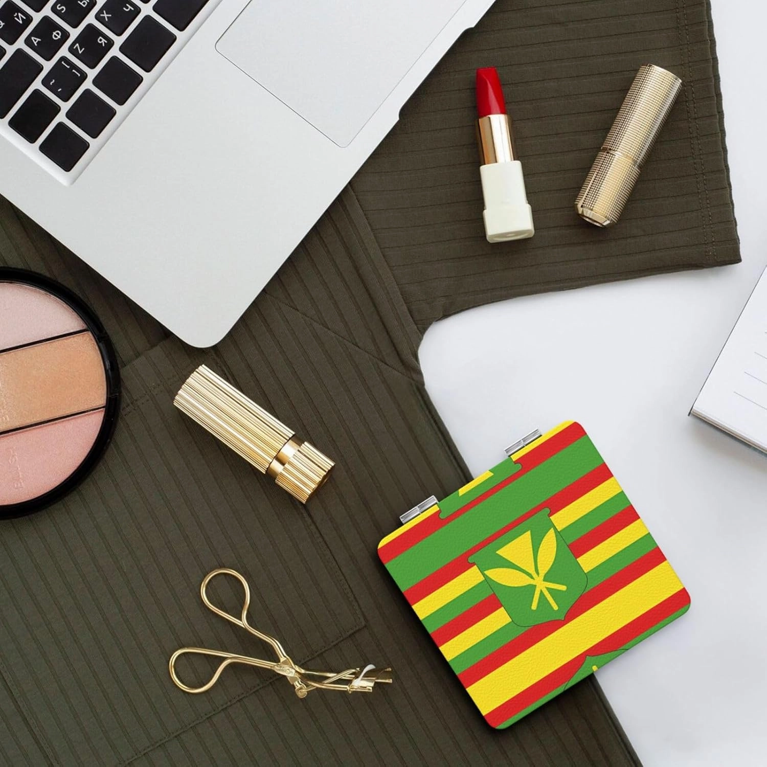 Portable Pocket Makeup Mirror Native Hawaiian Flag Travel Cosmetic Mirror Square Print Magnifying Compact Mirror for Eyelash