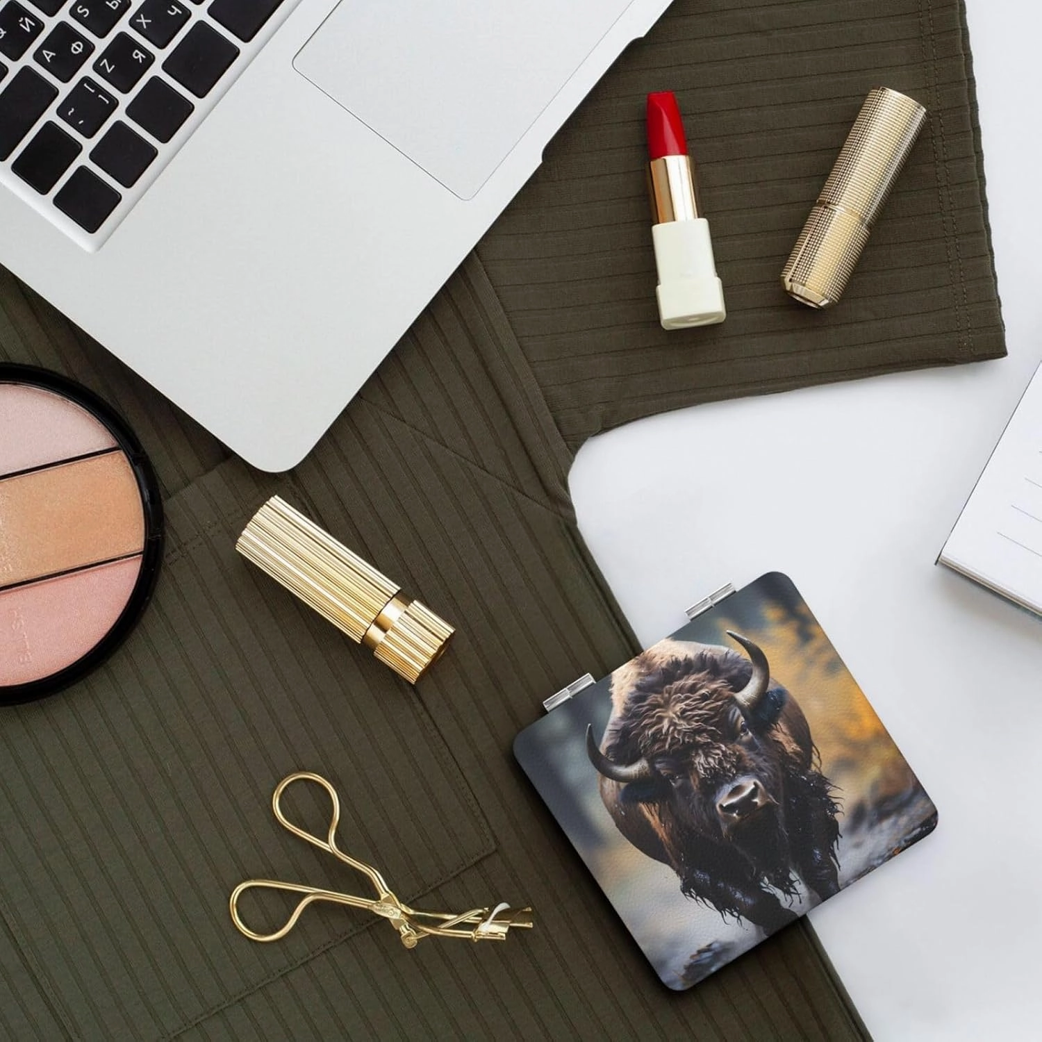 Portable Pocket Makeup Mirror North American Bison Travel Cosmetic Mirror Square Print Magnifying Compact Mirror for Eyelash