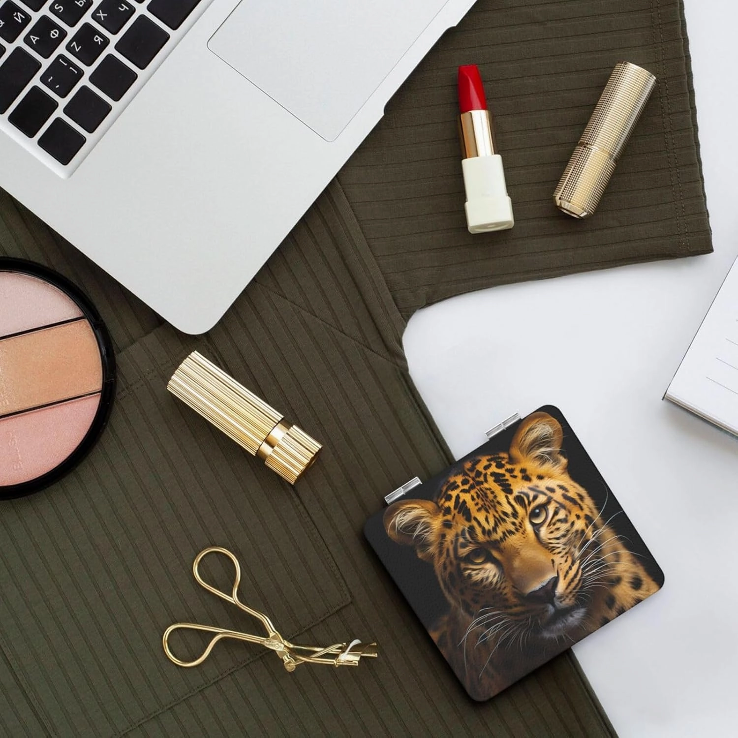 Portable Pocket Makeup Mirror The deep-Eyed Leopard Travel Cosmetic Mirror Square Print Magnifying Compact Mirror for Eyelash