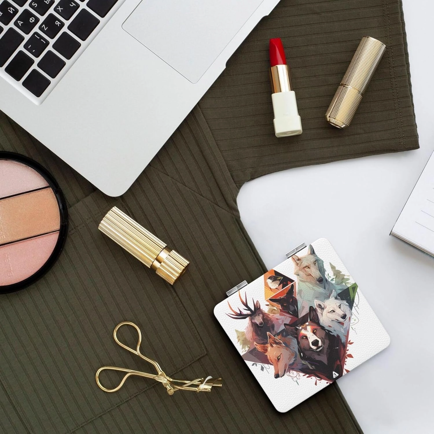 Portable Pocket Makeup Mirror Wolves and Reindeer Travel Cosmetic Mirror Square Print Magnifying Compact Mirror for Eyelash