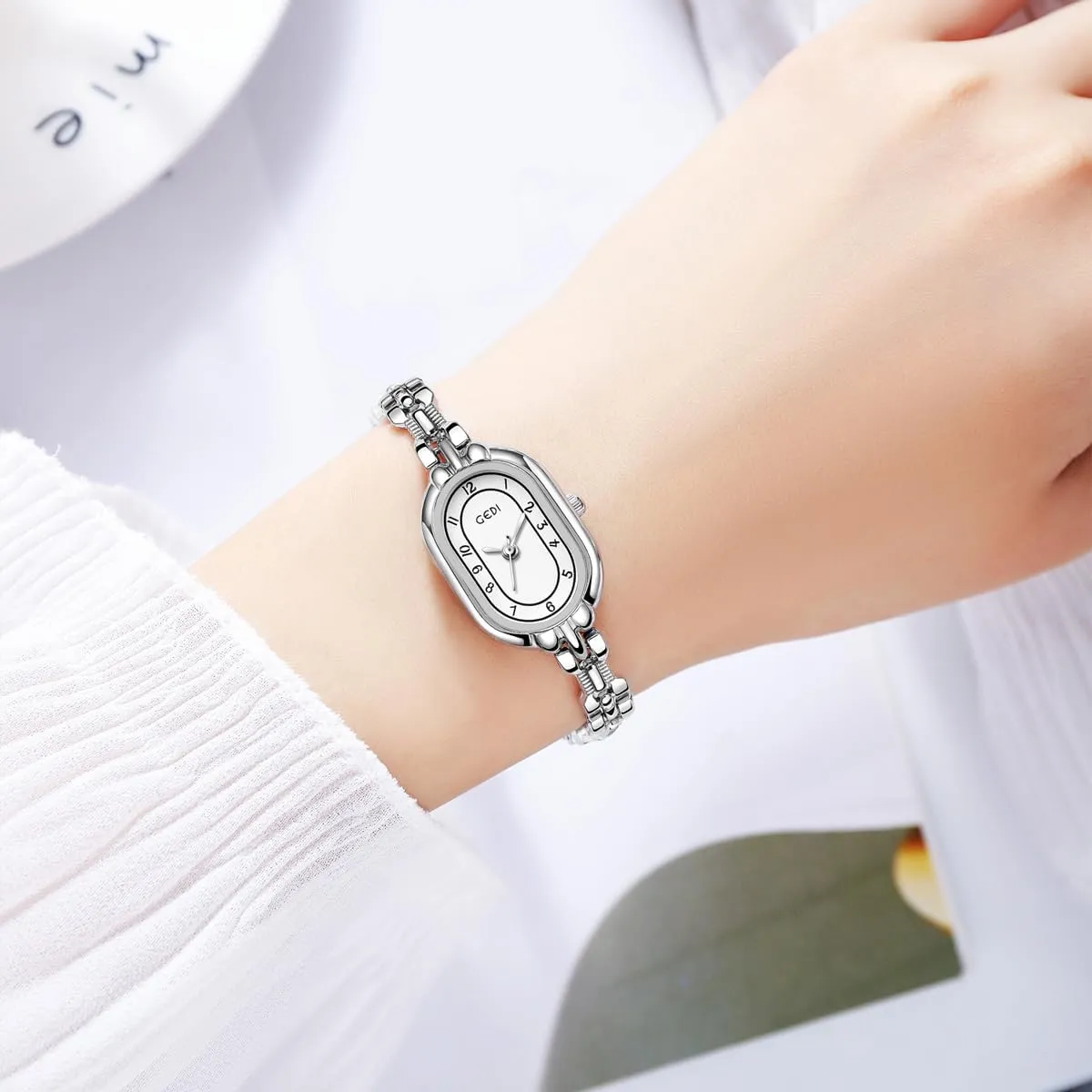 TOOCAT Women's Oval Quartz Watch, Vintage Luxury, Simple Bracelet Small Gold Watches, 30 Meter Water Resistant Stainless Steel Strap
